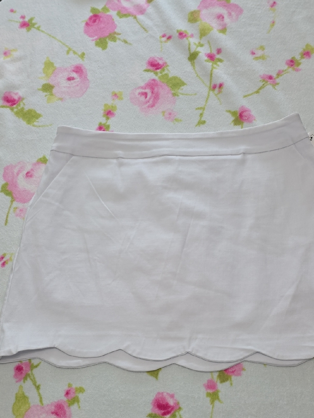 Women's NWT White Scallop Hem Skort